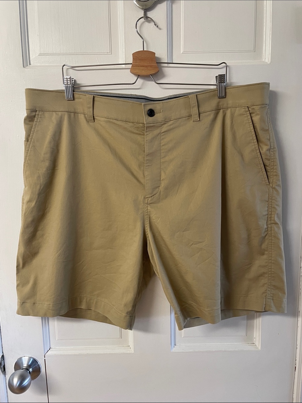 Nike Drifit standard fit tan golf dress shorts men’s size 42 **sale**